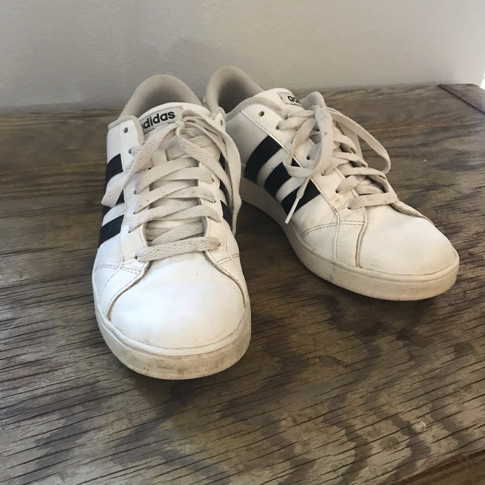 Tennis shoes
